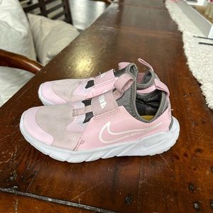 ❤️2/$20 Girls Nike flex runner 2 size 2